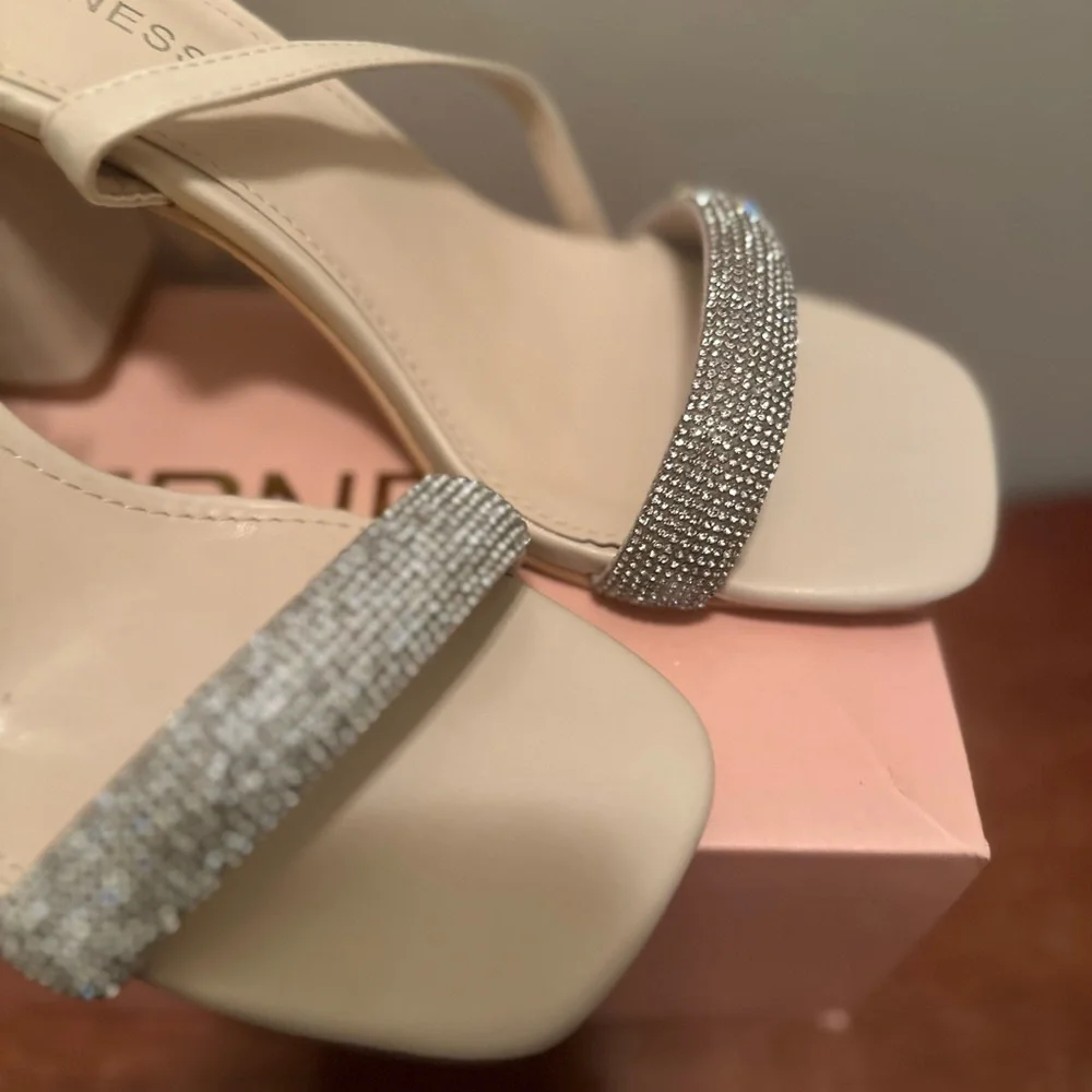 🎓NWT Berness Chic Beige Block Heel Sandals